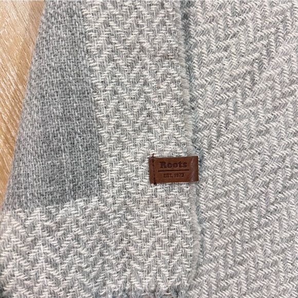 Roots Hariette Reversible Scarf Grey Mix NWT 200x74cm Fringe - Picture 3 of 5